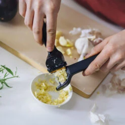 Fiskars Functional Form -valkosipulipuristin 24 Cm 11 Fiskars Functional Form -valkosipulipuristin 24 Cm -Keittiötarvike Kauppa 35789 01 07 8536b0daf3