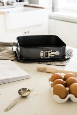 Heirol Neliönmuotoinen Irtopohjavuoka Extraleveä Pohja 5 Heirol Neliönmuotoinen Irtopohjavuoka Extraleveä Pohja -Keittiötarvike Kauppa 515915 01 4 EnvironmentImage 0001dbb471