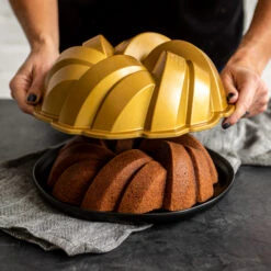 Nordic Ware 75th Anniversary Braided Bundt -leivontavuoka -Keittiötarvike Kauppa 515978 01 4 EnvironmentImage f56a9d9b0b