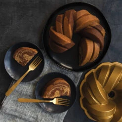 Nordic Ware 75th Anniversary Braided Bundt -leivontavuoka -Keittiötarvike Kauppa 515978 01 7 EnvironmentImage f31029e1a6