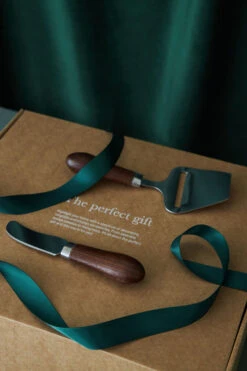 Sagaform Astrid Juustohöylä Ja Voiveitsi 7 Sagaform Astrid Juustohöylä Ja Voiveitsi -Keittiötarvike Kauppa 567209 01 3 EnvironmentImage bf1023f480