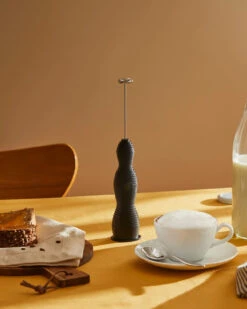 Alessi Pulcina Maidonvaahdotin 27,5 Cm 7 Alessi Pulcina Maidonvaahdotin 27,5 Cm -Keittiötarvike Kauppa 571213 01 5 EnvironmentImage e40b7d2697