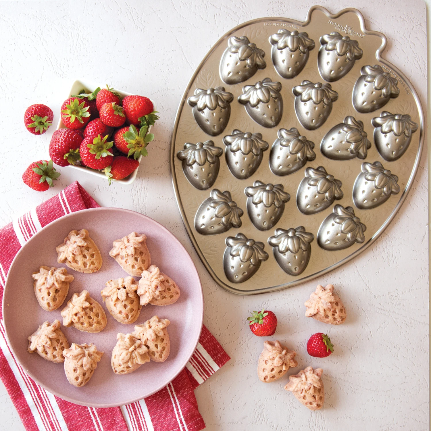 Nordic Ware Strawberry Bites -kakkuvuoka 4 Nordic Ware Strawberry Bites -kakkuvuoka - Image 2