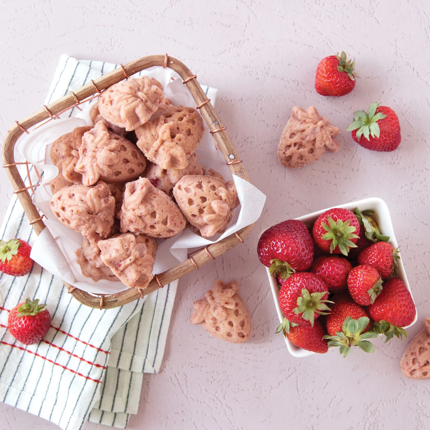 Nordic Ware Strawberry Bites -kakkuvuoka 5 Nordic Ware Strawberry Bites -kakkuvuoka - Image 3